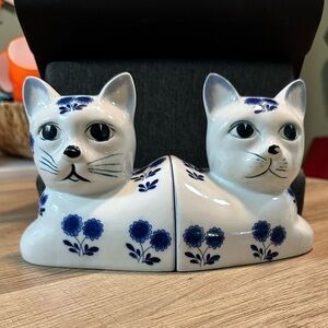Vintage Blue & White Ceramic Cat Bookends.